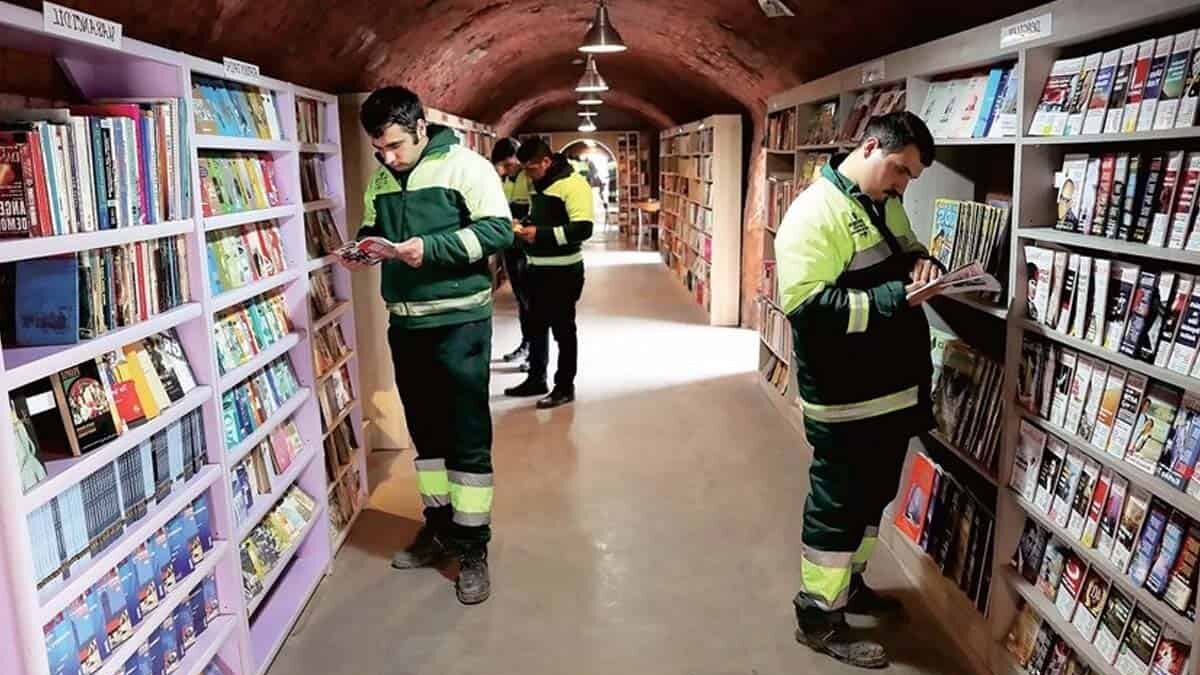 dicen que 'la basura de un hombre es el tesoro de otro', y en Ankara se lo han tomado en serio. Los basureros de la ciudad han abierto una biblioteca con libros desechados en los cubos de basura. Disponen ya de 25.000 libros... 🙄😍

Fuente → aa.com.tr/tr/yasam/copte…