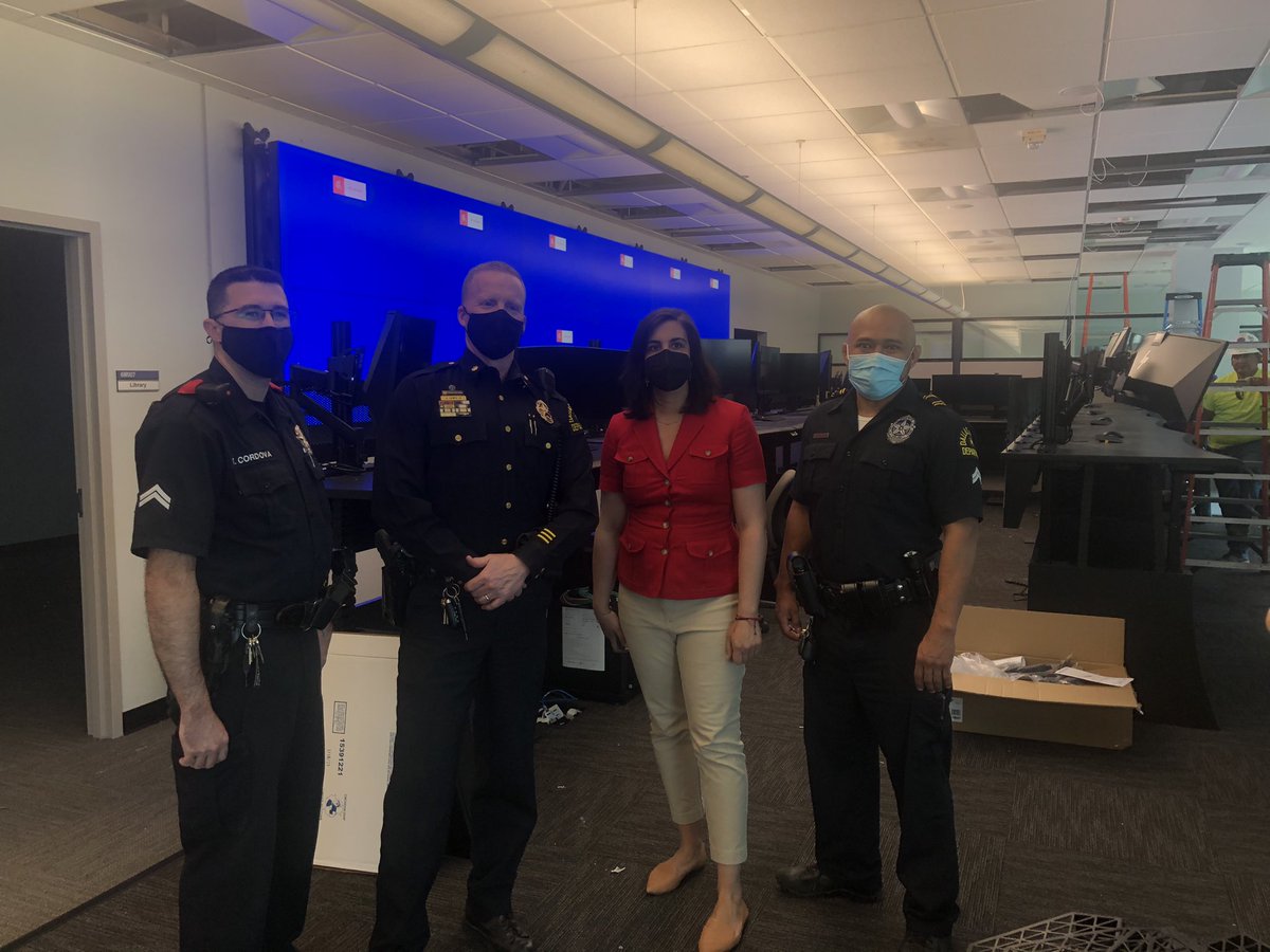 DallasPD's tweet photo. Thank you @NMalliotakis for stopping by and visiting @DallasPD. https://t.co/mPGRzGmo4F