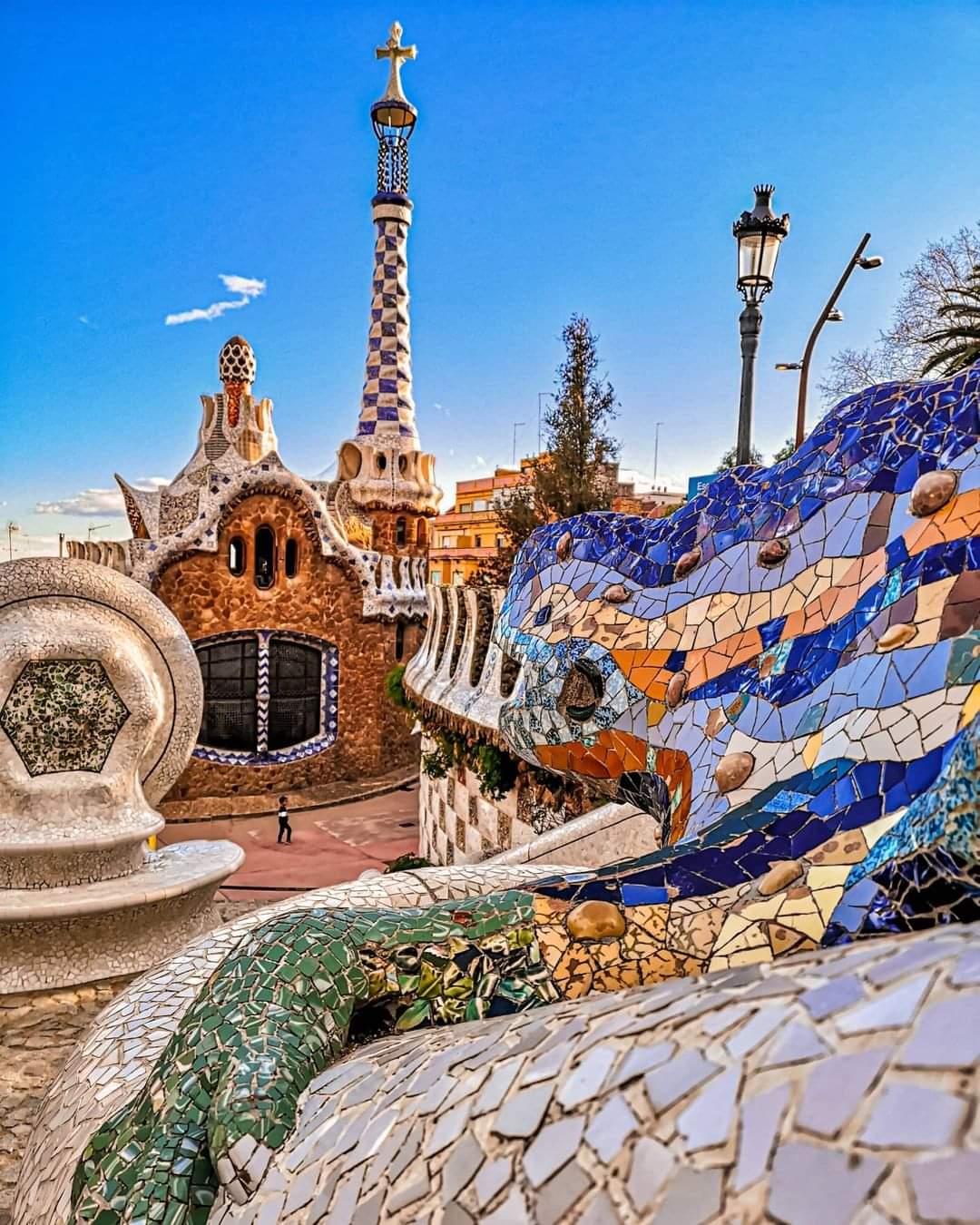 Maripon 世界遺産 アントニ ガウディの作品群 のひとつ 彩り鮮やかな破砕タイルをちりばめた建築物が並び そこはまるで童話の世界 スペインの グエル公園 T Co P0dshsjvkc Twitter