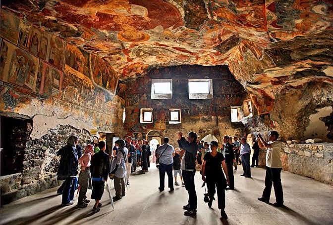 bemertravels's tweet photo. Discover the wonders of Sumela, an ancient monastery built on a steep cliff, it is reached by means of a steep path through the forest.

#sumelamonastery #turkey #monastery #tourism #visiting #holiday #traveler #historic #tourist #nature #cliff

#bemertravels https://t.co/4VTcKry1Ys