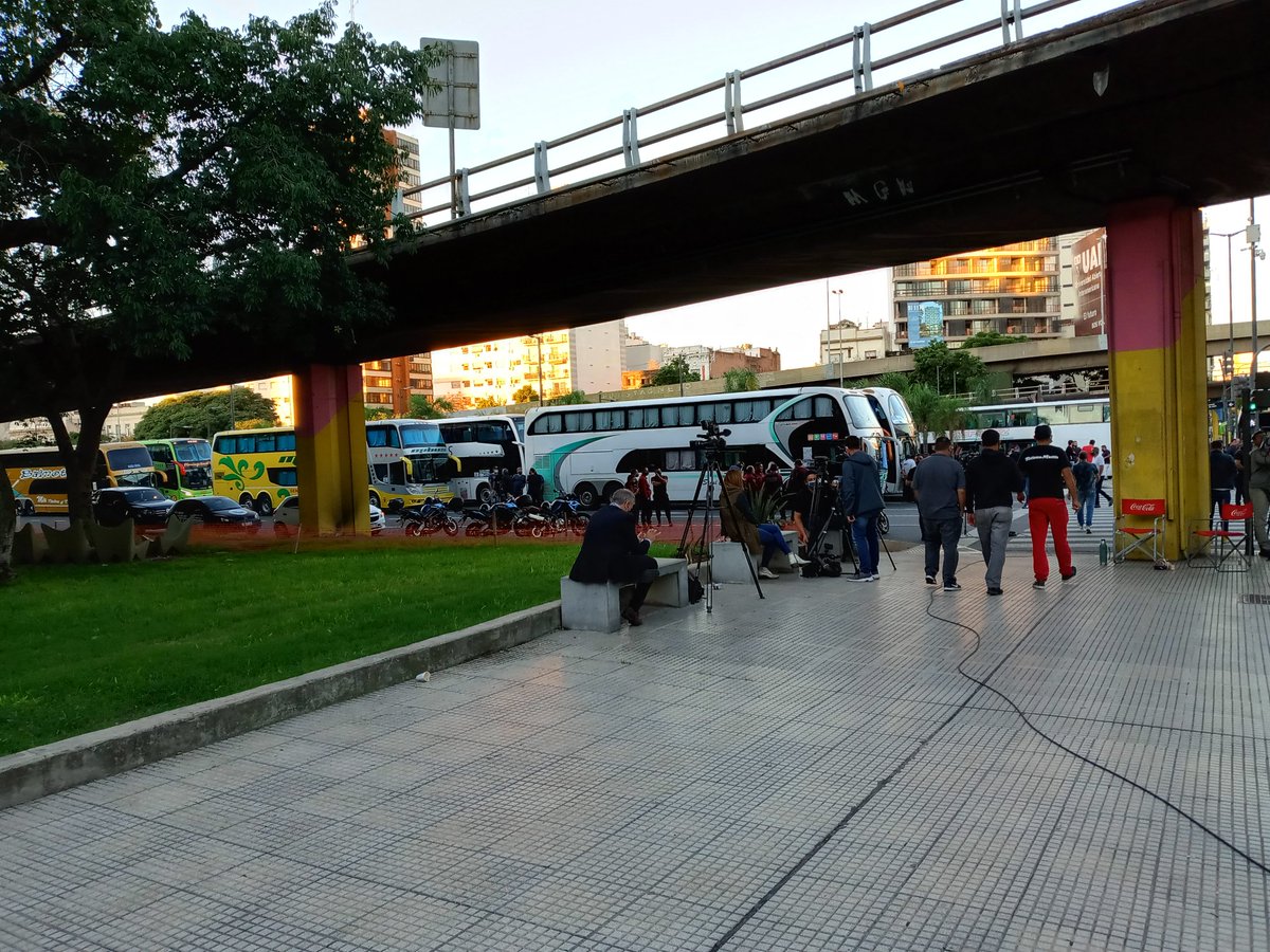 ATENTOS se quedan toda la noche...  #manifestacion de empresas de turismo en 9/7 y san juan. Mañana, #corte a pleno!!! Evitar...