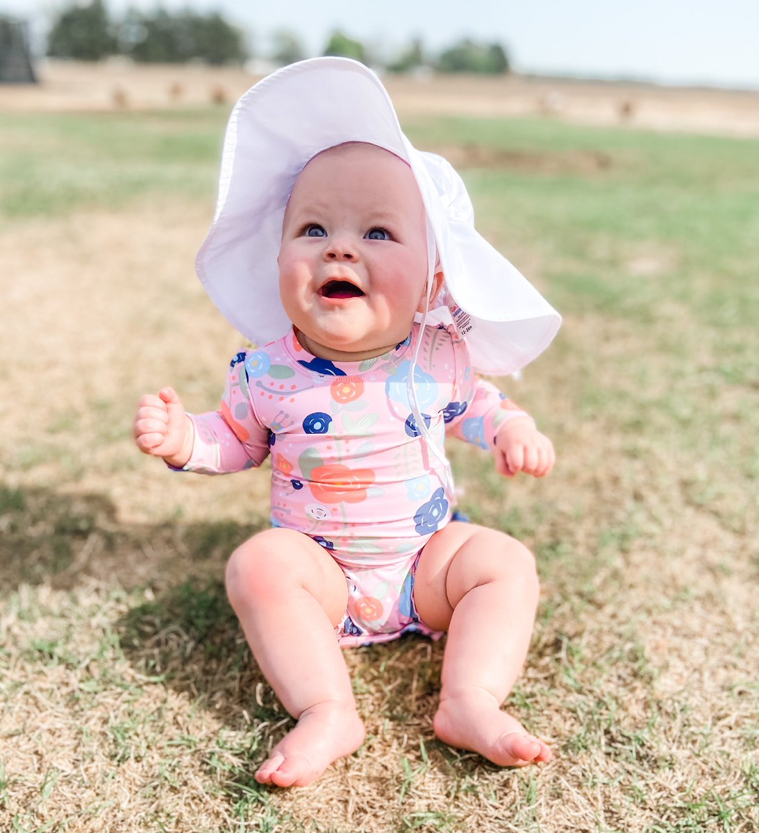 ChanGillWeber's tweet image. First day of Yaya’s School of Fishes!🐠💦 Can’t wait to see all that she learns! Prayers for her daddy, because he is NOT okay watching his baby do this.🤣 #JenningsKaroline #8months #safeswim