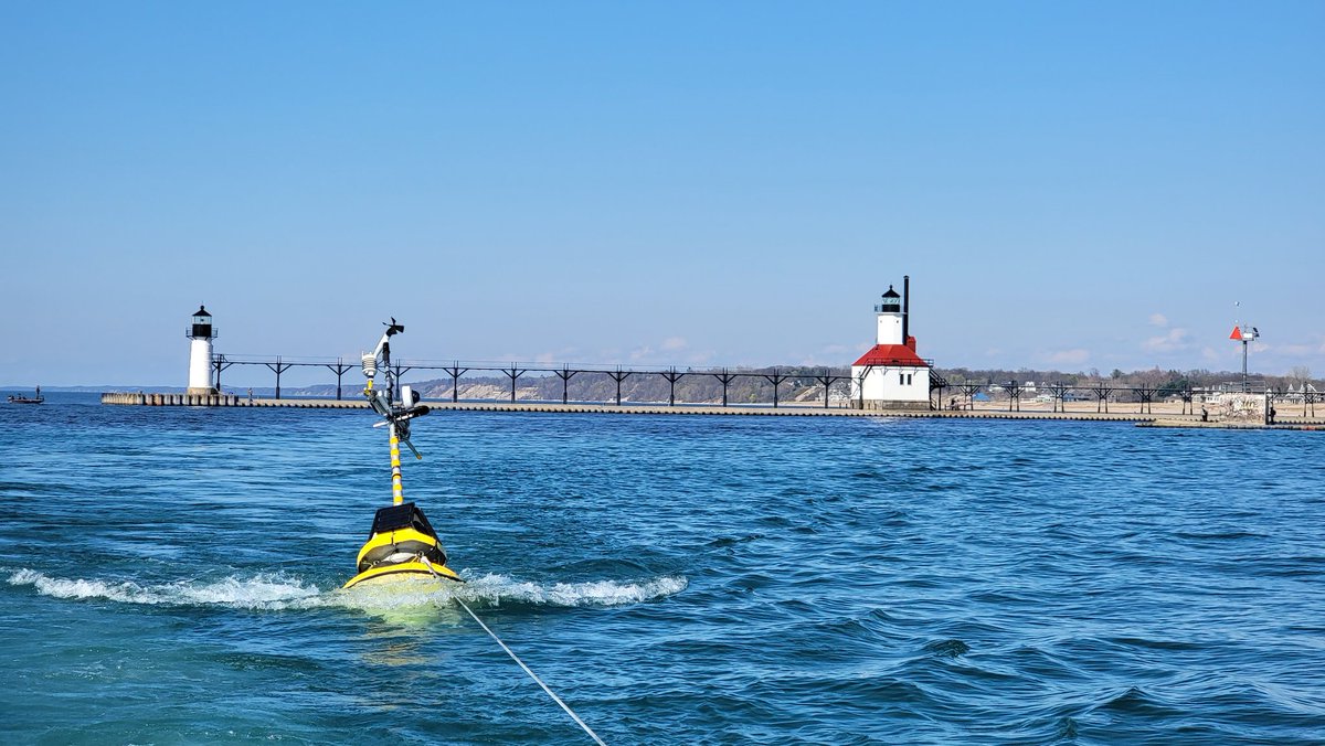 St. Joseph now. THREE BUOYS deployed in one day! That's a record.  @GregC_WxBuoy  @LimnoTech