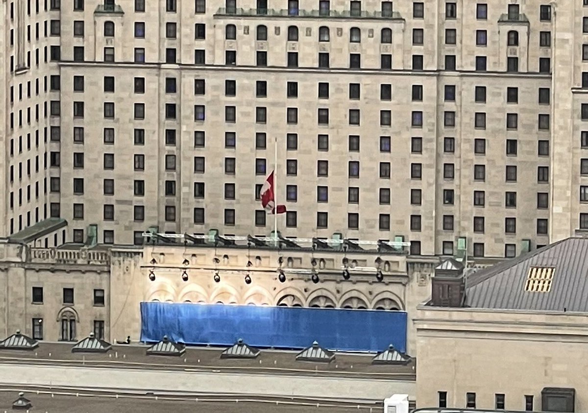 TOFilming_EM's tweet photo. Filming Update!
The Royal York has a mysterious blue screen out front. 🤔🎥🎬

Suspect this is #Slumberland but it could be another of the big productions. 

Thanks, @joshparlee for the eagle eye detective work. https://t.co/9IhrUdYbcR