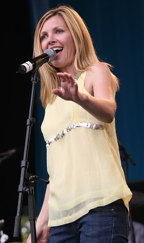 Happy birthday today to Sarah Cracknell of Saint Etienne! 