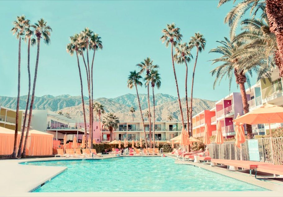 Palm Springs 😍🧳🌴#palmspringssocialclub #palmsprings #verybusymag #onbooooooom #pasteloftheday #pastel_lover #ifyouleave #californiavibes #interiordesigninspiration #dreamermagazine #architecturelovers #travelaroundtheworld #ourmag #accidentallywesanderson #acolorstory #t