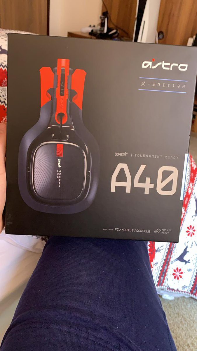 OgVibesCol's tweet image. Al fin conseguí los Audífonos perfectos para los Streams! Btw que te parece mi sábana de navidad?😏