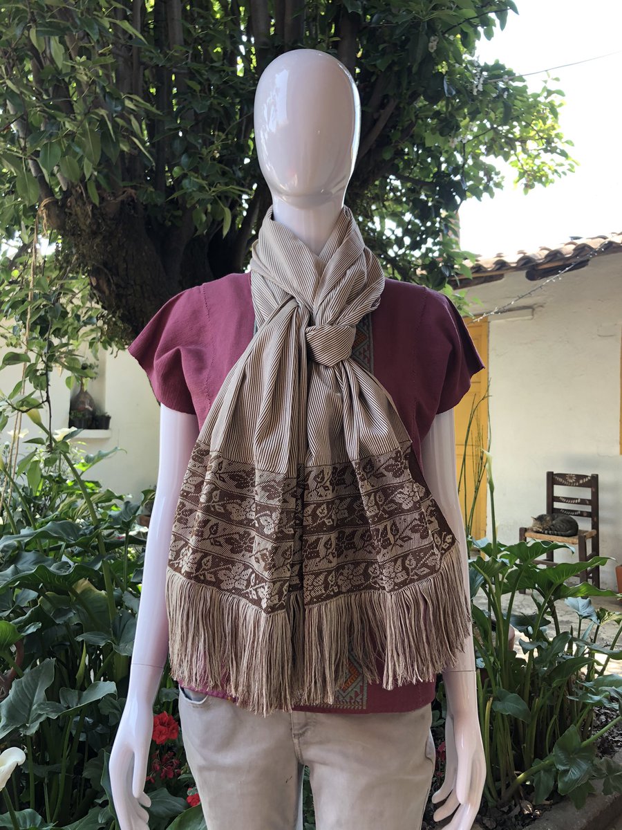 lareboceria's tweet photo. Les compartimos este rebozo de bolita espectacular!

Es una obra maestra de la Maestra Rosario Nuñez y el Maestro Ruben Nuñez.

Les contamos que este rebozo está hecho de hilo calibre 120, lo que lo convierte en un rebozo extremadamente fino y muy delgado. https://t.co/MKgaovdcdR