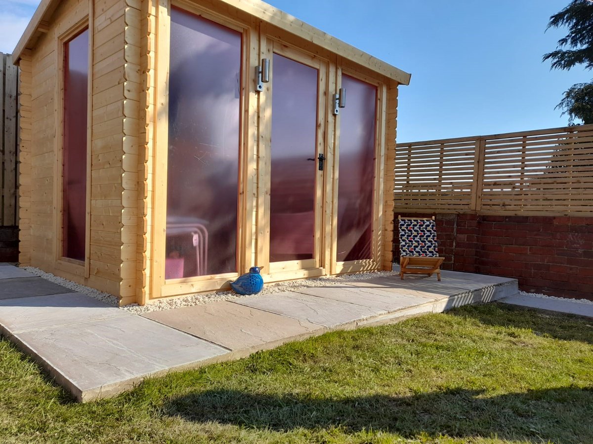 firth_fencing's tweet photo. Putting finishing touches to a large residential refurb project. The contemporary horizontal panel design gives the home a modern feel. 

#fencingworks #fencing #gardenrenovation #homeimprovement #approvedcontractor #summer https://t.co/tfbDNGk5DU