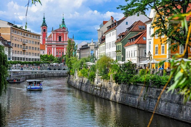 SCP_Hughes's tweet photo. Another lovely Central European city - Ljubljana. Notice in the photos on the right here the integration of urban greenery without large gardens or 'green walls'. Plot use here approaches Spanish levels, but streets are somewhat wider. https://t.co/l98TNmu0iq