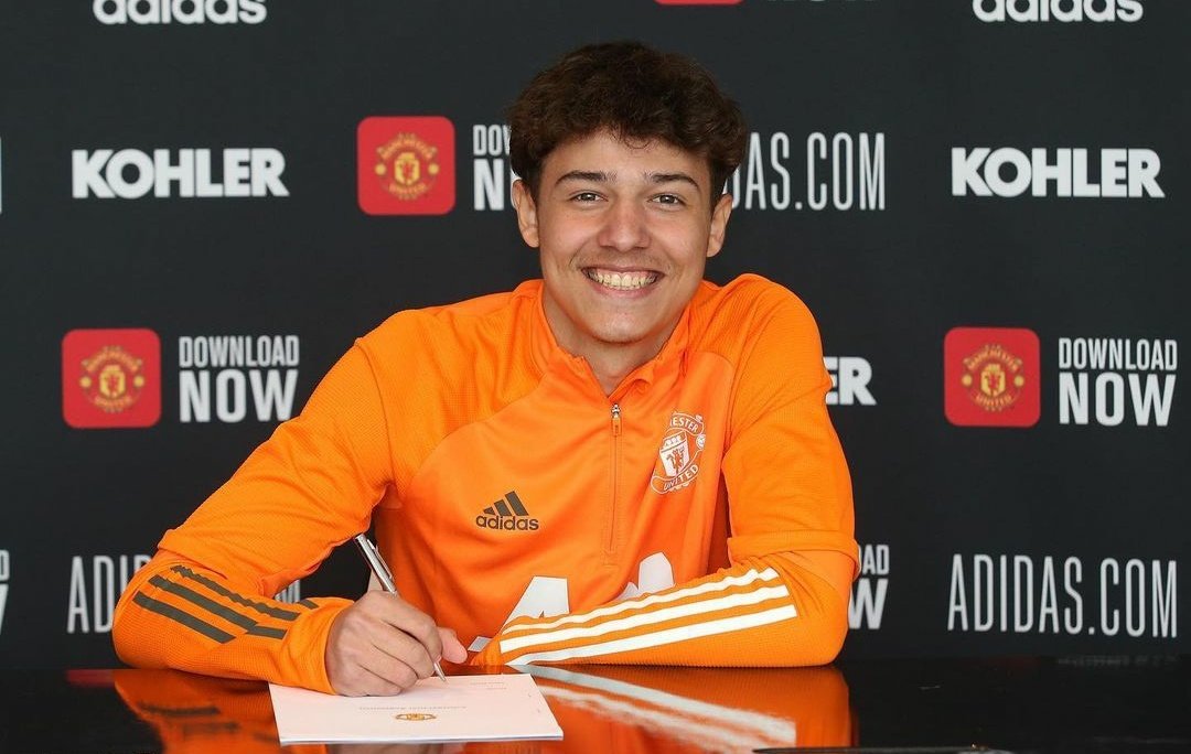 🔴⚪ Official: Marc Jurado has signed his first professional contract with #mufc.

Congratulations!! @MarcJurado7 🥳