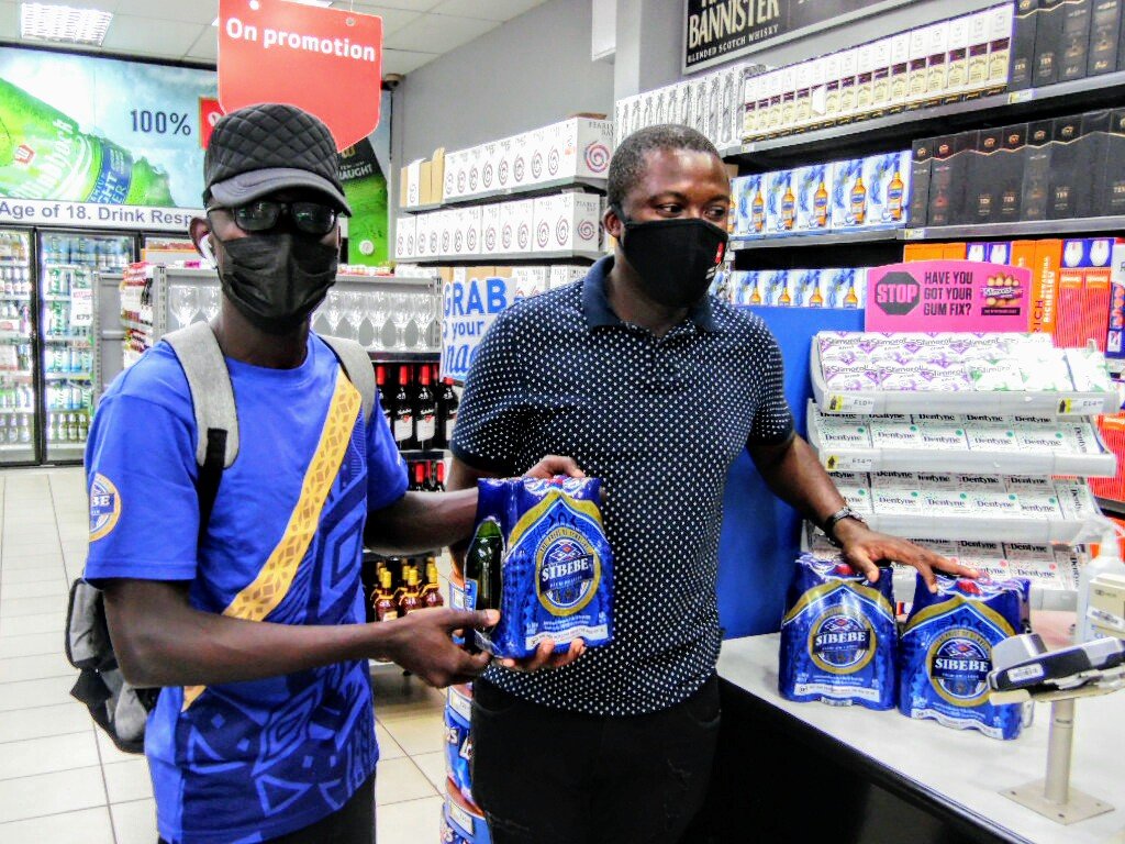luswiba's tweet photo. Mecswell Ndzima couldn't believe when we gave him a six pack of Sibebe Premium Lager after we found him buying 2 six packs. It also expressed he's love for the home brewed beer!!!💙💙💙🍺🇸🇿
#GiyaNgebakitsi 
#JabulaEkhaya 
#SibebePremiumLager 
#DrinkResponsibly https://t.co/WaIO1mLuOP