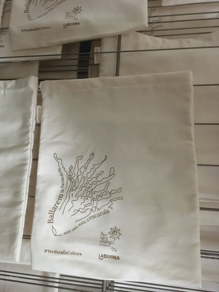 MireiaMena's tweet photo. Aquest matí, amb en Jose de l'Espai de Creació La Divina hem anat al taller de serigrafia El Lledoner a fer realitat una petita fantasia: unes bosses per a la verdura del Parc @agroecologic, amb un toc de cultura popular. No són una xulada?
#VerduraÉsCultura
#ViscaLaTerraViva https://t.co/z9UUuJg1EZ