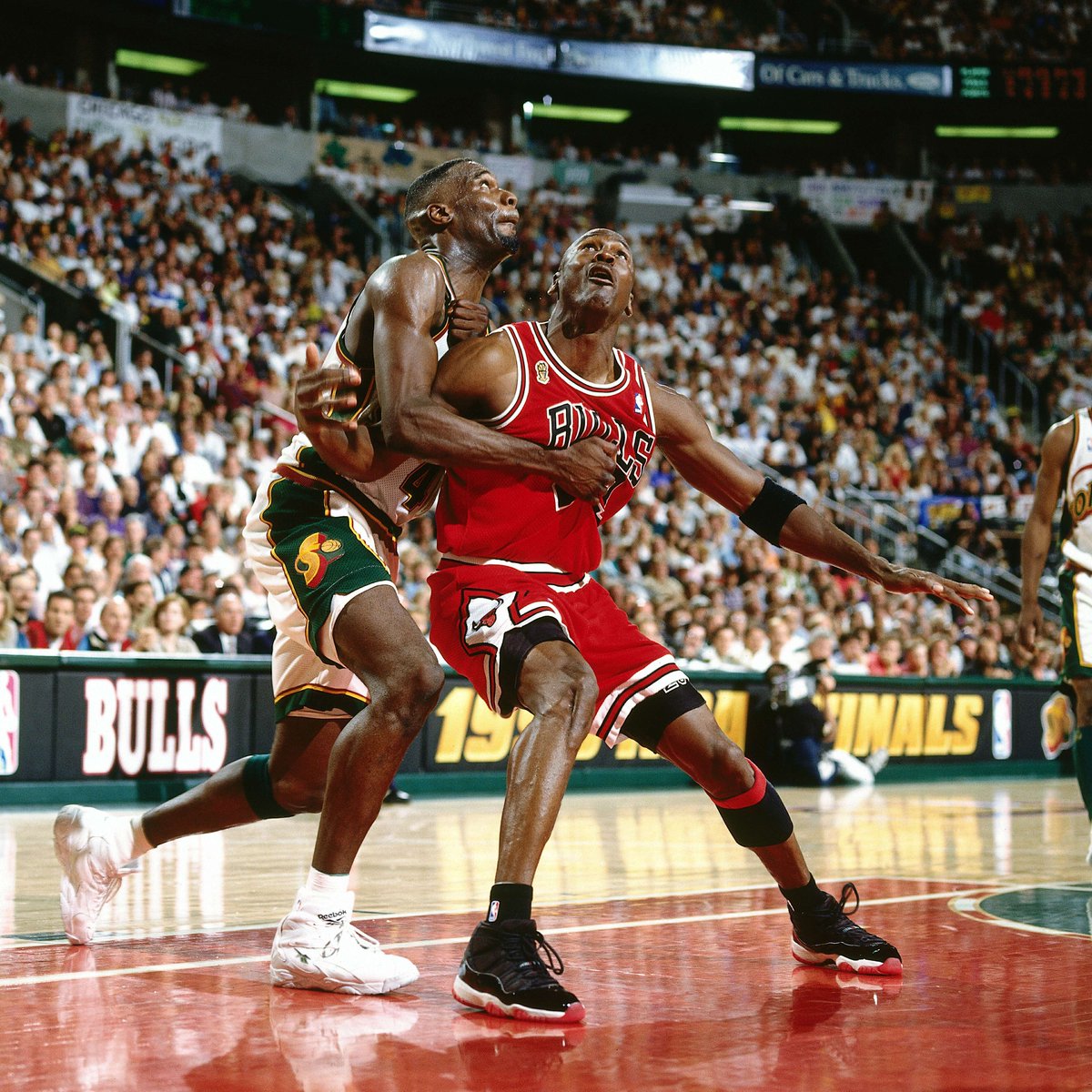 تويتر \ The Players' على تويتر: "Michael Jordan and Shawn Kemp during the 1996 NBA Finals. https://t.co/Zw5ZJ18Tdu"