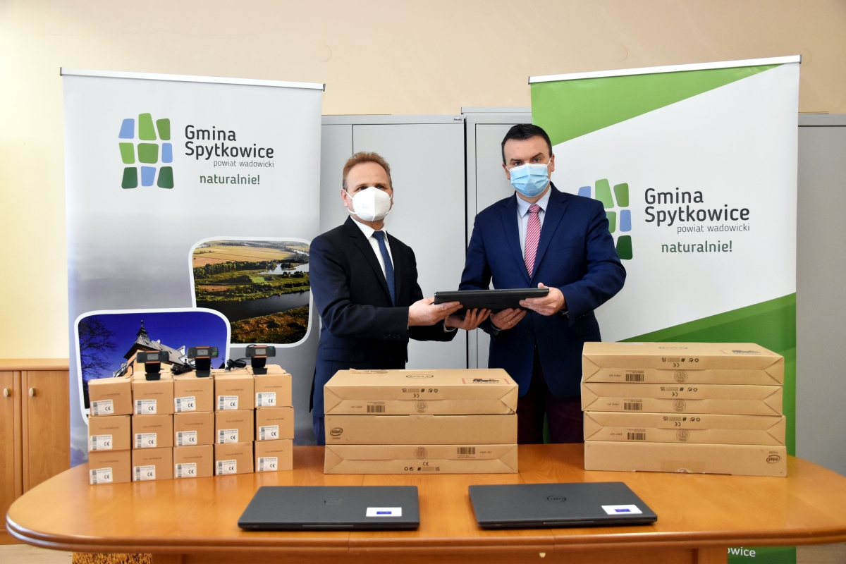 💻 <a href="/gminaspytkowice/">Gmina Spytkowice</a> w ramach #MałopolskaTarczaAntykryzysowa zakupiła 10 laptopów wraz z kompletnym oprogramowaniem oraz 72 kamery, które będą wykorzystywane do prowadzenia lekcji online. 

Sprzęt już wkrótce trafi do uczniów naszych szkół 🙂