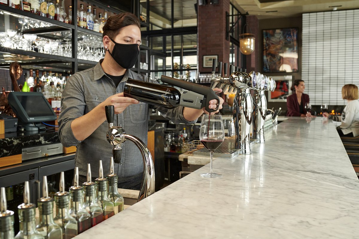 (2/5) 🎁 Es por eso que traemos novedades pensadas para las necesidades de los bares y restaurantes. Lanzamos dos nuevos sistemas: Coravin Model Three Pro y Coravin Pivot Pro, ambos con un 30% más de capacidad.