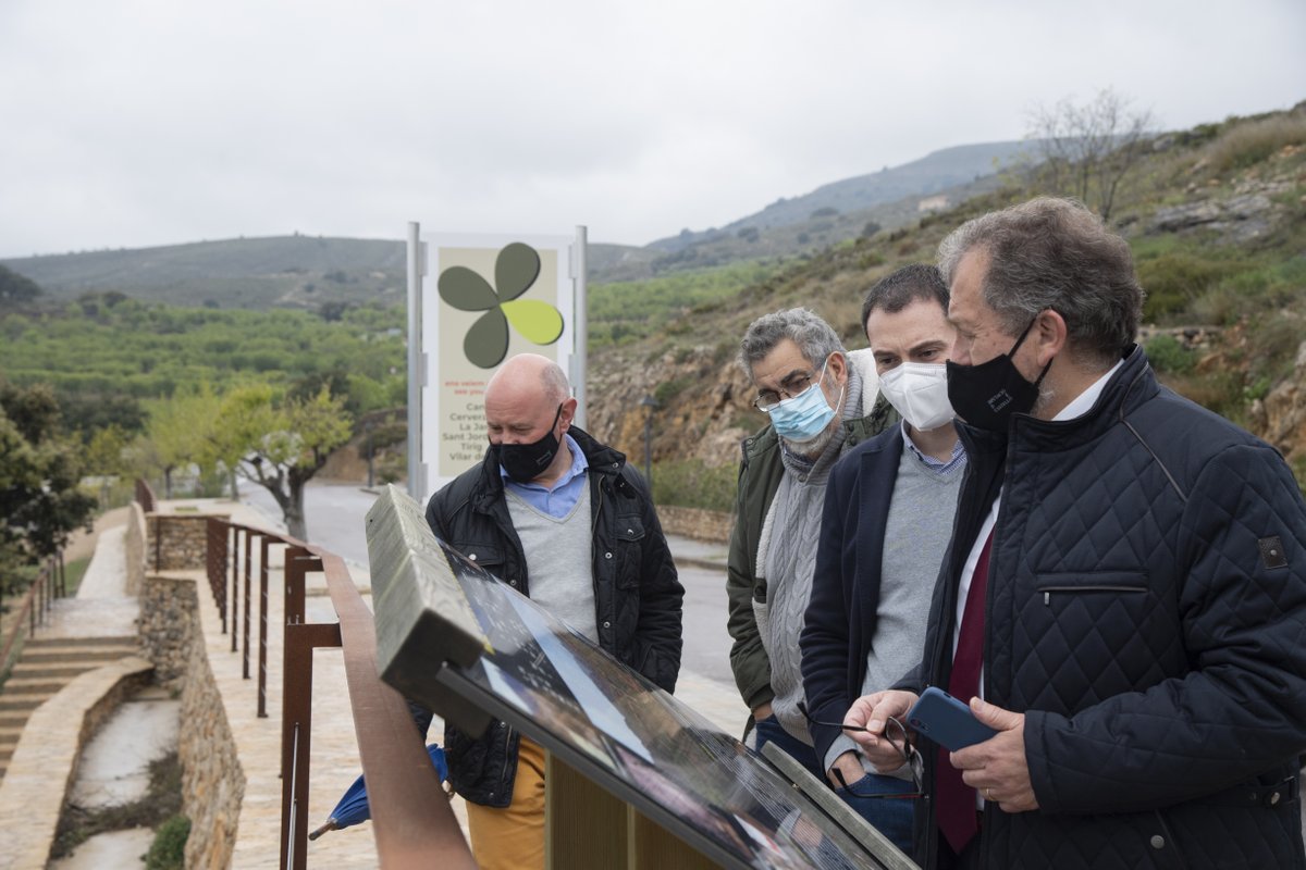 dipcas's tweet photo. 👷‍♀️ @presidentjmarti i el diputat de Concertació @ximohuguet van visitar ahir les obres promogudes gràcies al #Pla135 a la Torre d’en Besora amb la millora de les piscines municipals, i a Vilar de Canes amb la renovació de vials. 

ℹ https://t.co/LnyGxL0CnX https://t.co/kBhqwdiFHi