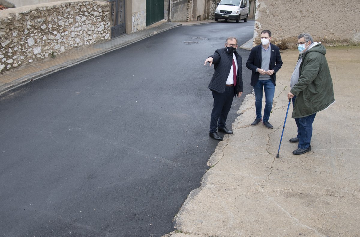 dipcas's tweet photo. 👷‍♀️ @presidentjmarti i el diputat de Concertació @ximohuguet van visitar ahir les obres promogudes gràcies al #Pla135 a la Torre d’en Besora amb la millora de les piscines municipals, i a Vilar de Canes amb la renovació de vials. 

ℹ https://t.co/LnyGxL0CnX https://t.co/kBhqwdiFHi
