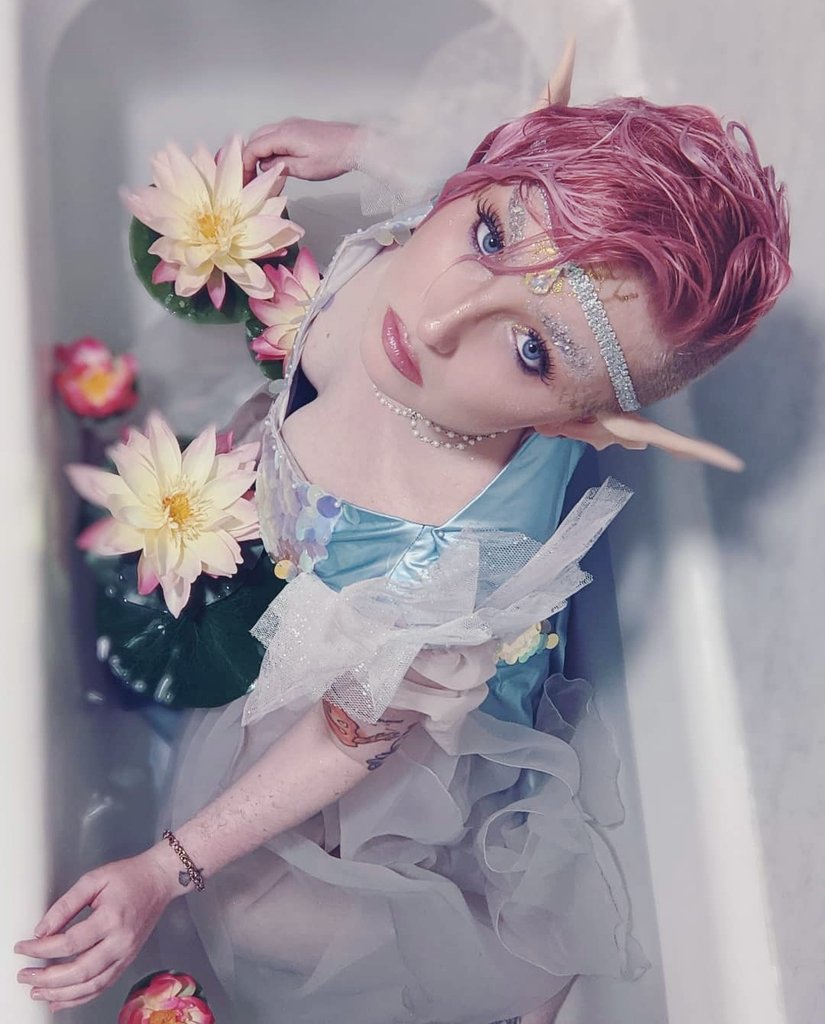 Brace yourself for Mer-May y'all.

Photo and costume by me.

#Mermaid #siren #cosplay #pinkhair #bathtubphotoshoot #selfportrait
