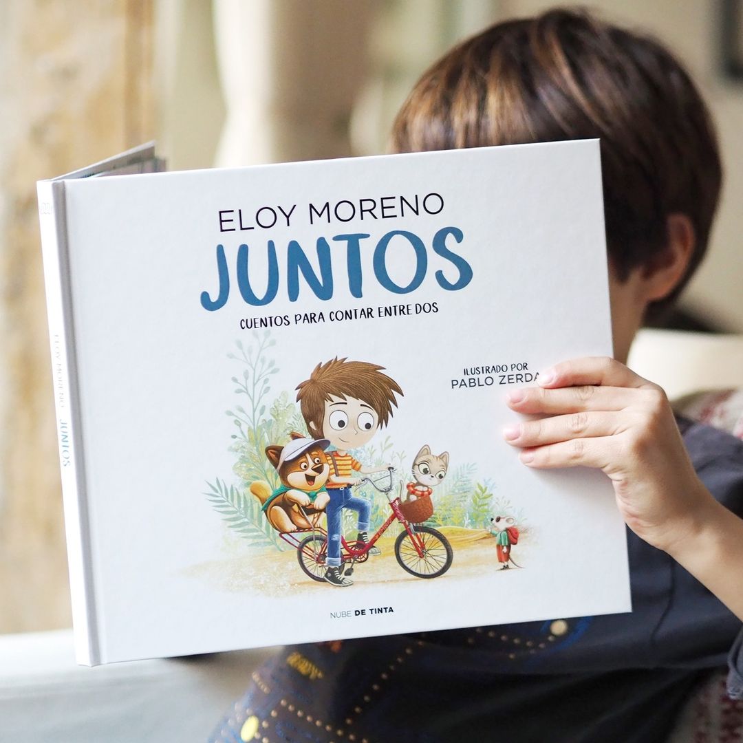 El primer álbum ilustrado de @Eloy__Moreno... 👉Propone preguntas para que los niños participen 👉 Tiene personajes con los que los niños se identifican 👉Incluye Ilustraciones que ayudan a desarrollar sus habilidades de observación 📖 penguinlibros.com/es/cuentos-a-p…