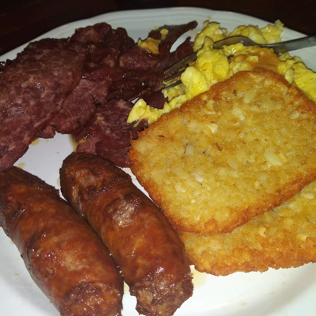 Papastopper1's tweet photo. @KarenFox29 GOOD MORNING KAREN BEEF BACON SAUSAGE EGGS AND HASH BROWNS https://t.co/jSB1mrXbqH