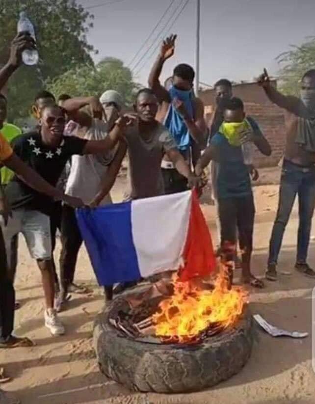 brazzanews's tweet photo. 🇹🇩🇫🇷:@EmanuelMacron18 et son ministre @JY_LeDrian sont responsables de ce sentiment anti-Français en Afrique. La france pays des Lumières ne mérite pas que son image soit écornée par des mauvaises décisions de quelques individus. @lesRepublicains @FranceInsoumise @_GiletJaune https://t.co/xLtWeVvYR6