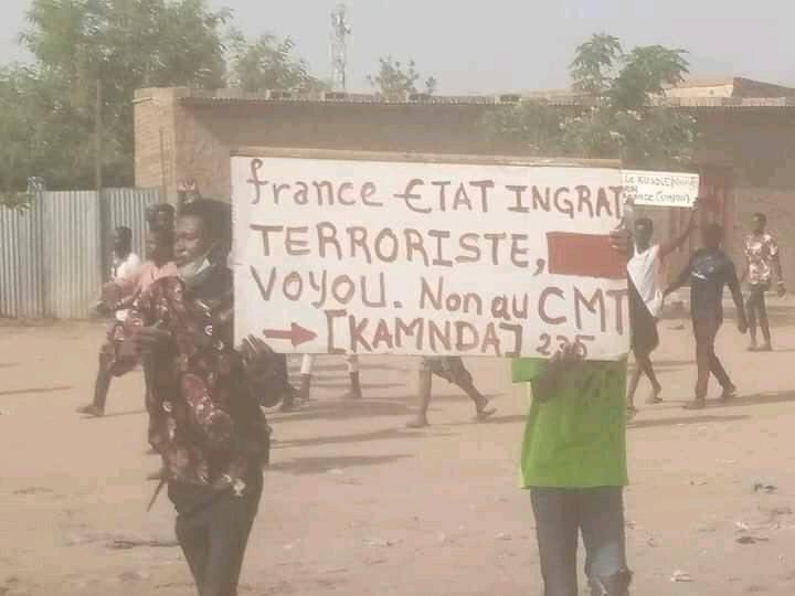 brazzanews's tweet photo. 🇹🇩🇫🇷:@EmanuelMacron18 et son ministre @JY_LeDrian sont responsables de ce sentiment anti-Français en Afrique. La france pays des Lumières ne mérite pas que son image soit écornée par des mauvaises décisions de quelques individus. @lesRepublicains @FranceInsoumise @_GiletJaune https://t.co/xLtWeVvYR6