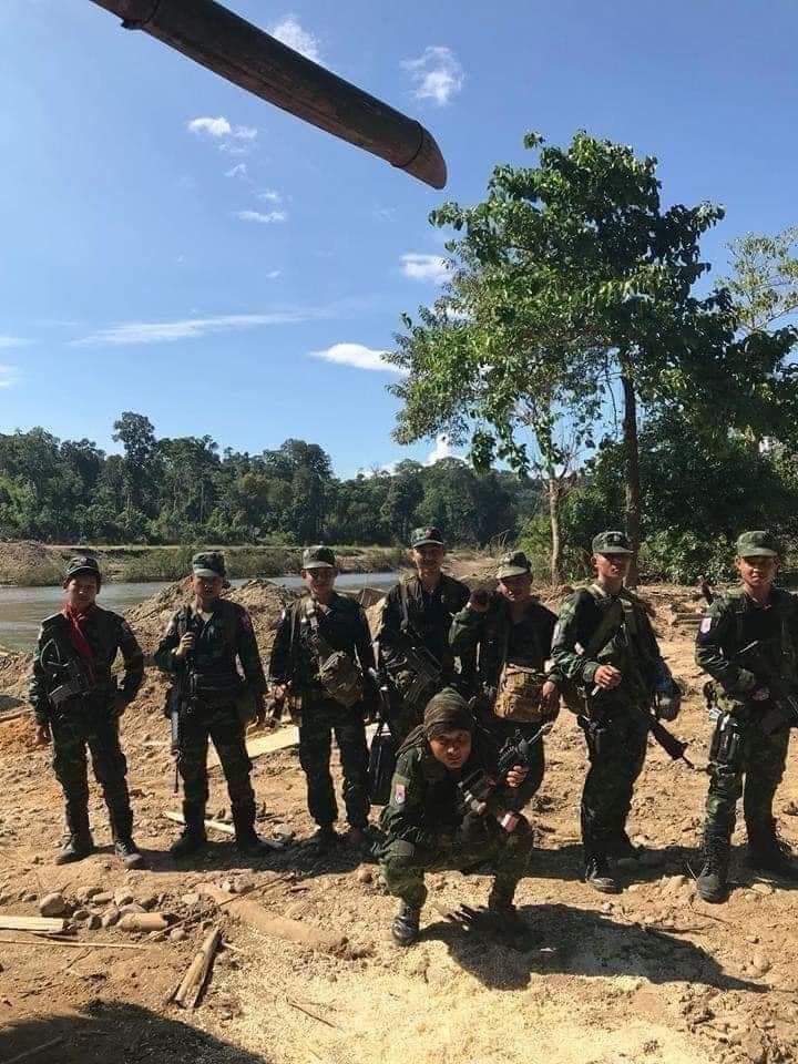This morning, KNU Brigade 5 on the Thai-Myanmar border attacked and seized ammunition from the Terrorist Military Council (SAC) Camp.

#Apr27Coup 
#WhatsHappeningInMyanmar