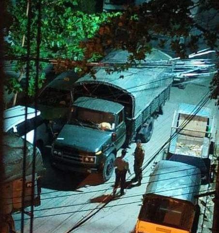 In HlaingMyintMo Housing, 10th Wd, Hlaing Tsp, #Yangon:

#MyanmarMilitaryTerrorists were seen invading into wards at around 3 AM on #Apr27Coup.

#WhatsHappeningInMyanmar