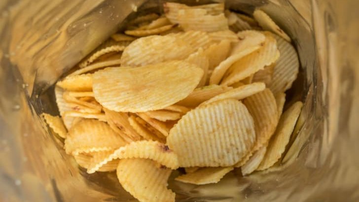 tuCpakoa's tweet image. Selon le Pr. Charles Spence de l'Université d'Oxford, nous aimons les aliments croquants car "c'est une indication inconsciente que la nourriture est fraiche et saine (comme les fruits)". Ce bruit a été utilisé pour nous attirer vers certains aliments qui ne sont pas si sains.