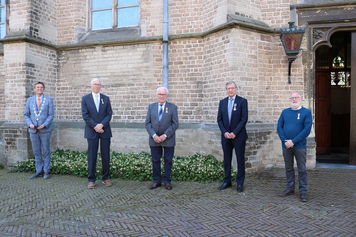 𝐋𝐈𝐍𝐓𝐉𝐄𝐒𝐑𝐄𝐆𝐄𝐍
Jan Oberink, Dick Wikkerink en Ton de Vries, respectievelijk vrijwilligers en voormalig voorzitter van het Nationaal Onderduikmuseum werden gisteren geëerd met een Koninklijke Onderscheiding. 🏅 Van harte gefeliciteerd! 🎉