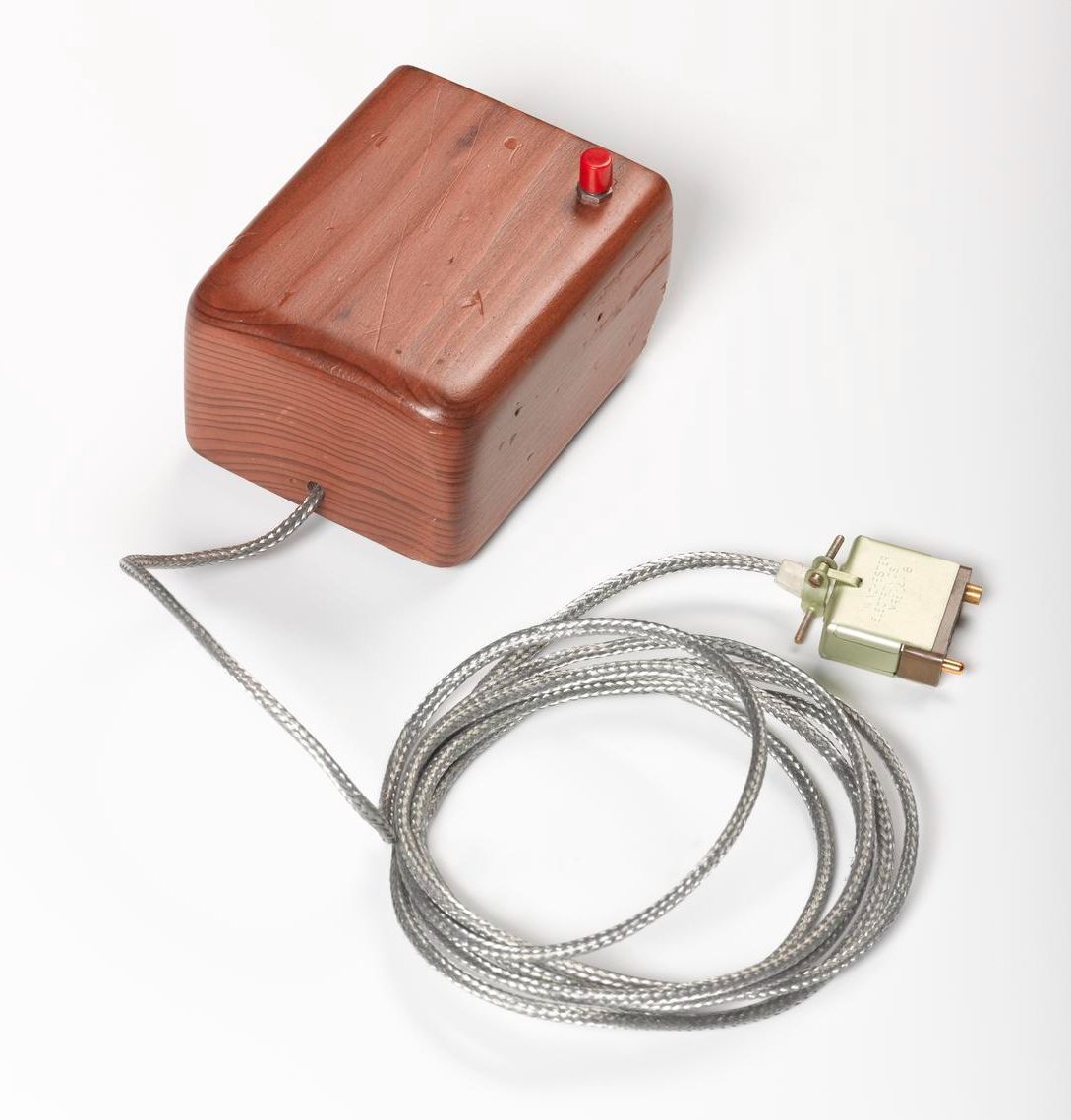 #OnThisDay in 1981, Xerox PARC introduced the computer mouse. Pictured here is a replica of the original computer mouse prototype designed by Douglas Engelbart in 1963 from our collection. bit.ly/3eAMQWs