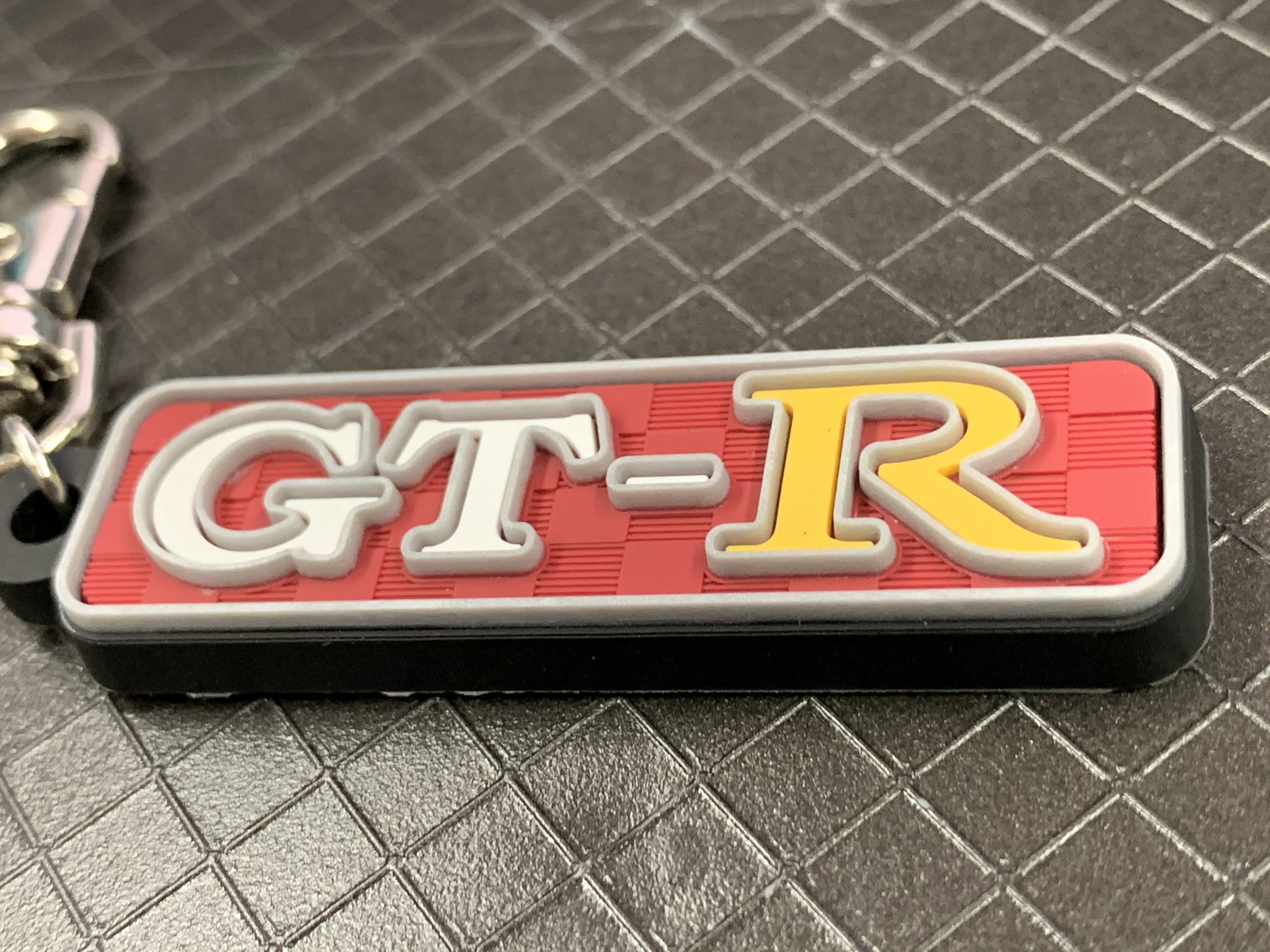 Hmagarage Gt Rエンブレム ストラップコレクション ついに量産サンプルが届きました 実際のエンブレムよりサイズが小さいですが形状はバッチリなので御満足頂けるかと思います 発売までもう少しだけお待ちください Gtr スカイライン T Co