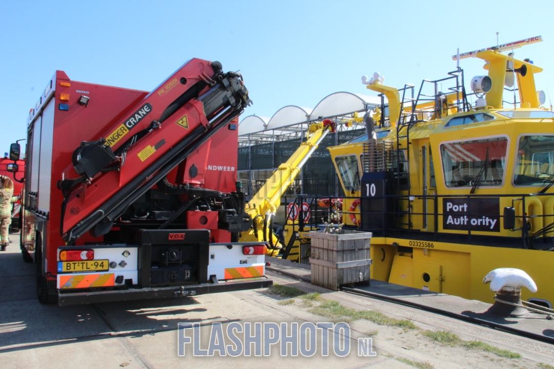 flashphotoNL's tweet image. Gustoweg Rotterdam: Een koe van de floating farm is in het water gevallen van de Merwehaven. De brandweer Schiedam, brandweer Vlaardingen en de Havendienst Rotterdam zijn druk bezig om de koe weer uit het water te halen. De brandweer heeft opgeschaald naar Middel Hulpverlening.