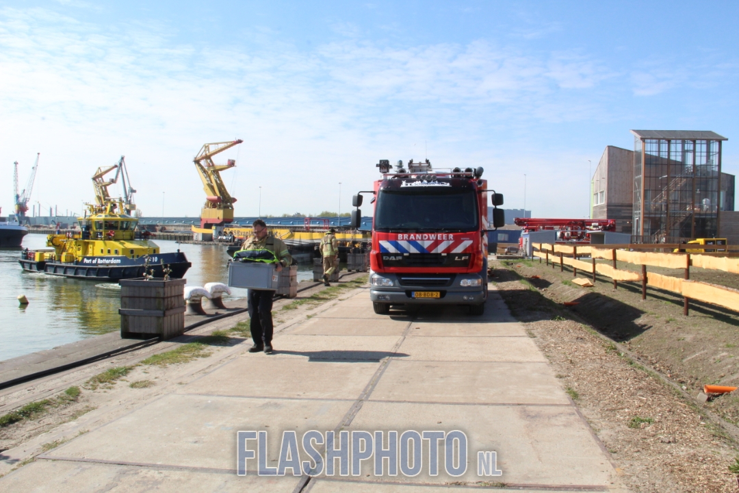 flashphotoNL's tweet image. Gustoweg Rotterdam: Een koe van de floating farm is in het water gevallen van de Merwehaven. De brandweer Schiedam, brandweer Vlaardingen en de Havendienst Rotterdam zijn druk bezig om de koe weer uit het water te halen. De brandweer heeft opgeschaald naar Middel Hulpverlening.
