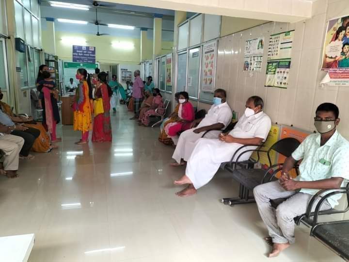 Timepassna's tweet photo. அரசு மருத்துவ மனைக்கு , கொரோனோ தடுப்பூசி போட்டுக் கொள்ள வந்திருக்கும் இந்த MP யார் என்று தெரிகிறதா 😍😍 https://t.co/DhZ6hEE6u0