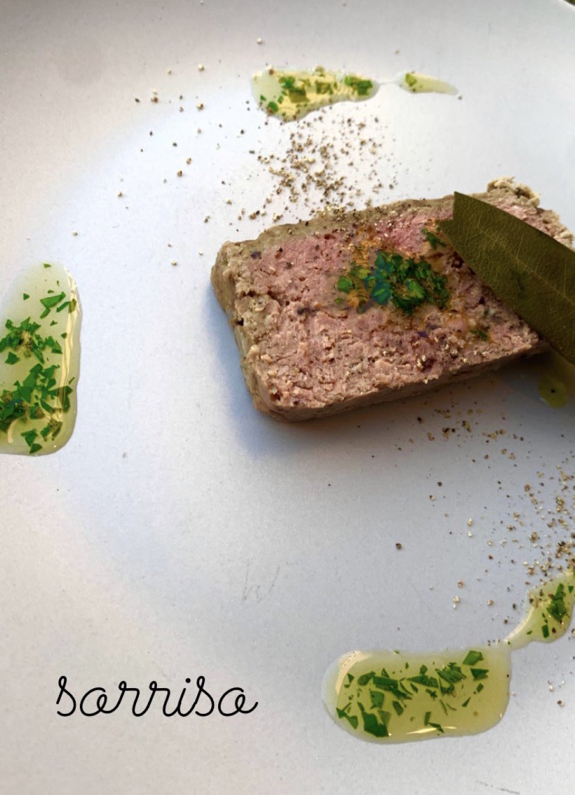 パテドカンパーニュ

パテドカンパーニュと聞くと難しそうと思われるかもしれませんが、簡単に作る事が可能なんです♪

濃厚でネットリとしていてとても美味しいですよ。

皆様ご参加お待ちしております。