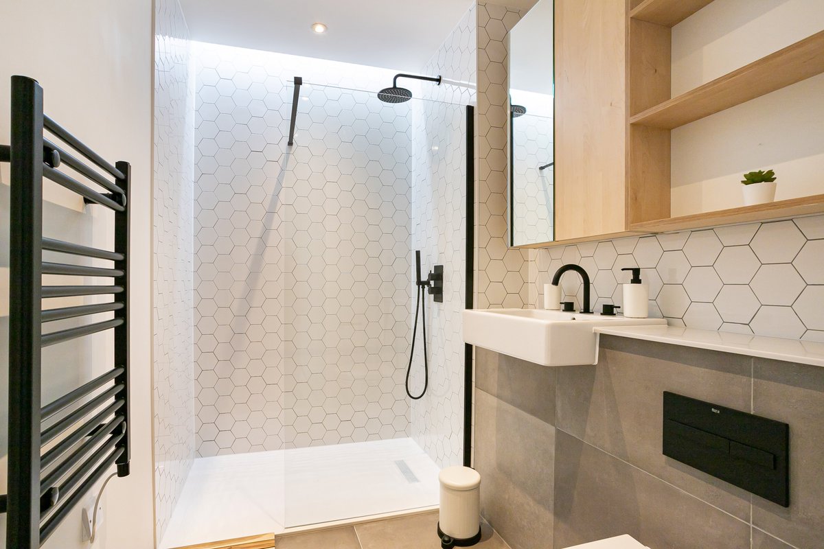 Bathroom goals! Our scheme 'Apt Parkview' in Brentford has the most amazing shower rooms with really cool tiling design. We have a number of apartments To Let. rightmove.co.uk/properties/794…