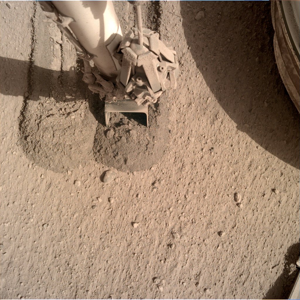 Il faut donc composer avec ce qui est disponible sur place : une pelle mécanique de la taille d’un petit mug  au bout d’un bras robotique (un héritage de la mission Phoenix), et du régolithe martien tout autour, mélange de sable et de poussière.NASA/JPL-Caltech