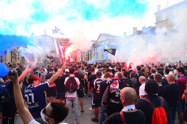 Despite huge fans demonstrations there's worrying news in France that  @girondins_en are on the brink of collapse.Ligue 1 could be about to lose one of its most iconic, storied & popular clubs.This won't just be a huge loss for French football but all fans of the gameTHREAD