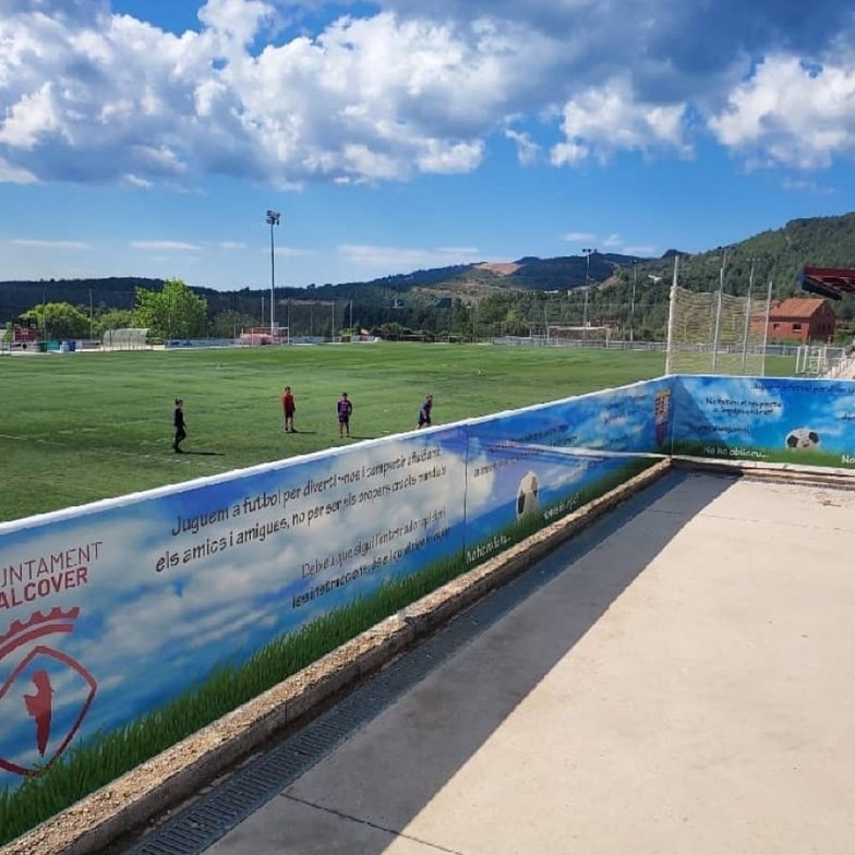 A les tanques que trobem a l'entrada de vianants del Camp d'Esports, l'Ajuntament d'Alcover ha instal·lat uns missatges per a fomentar els valors i el respecte tant dels jugadors com del públic assistent als entrenaments i partits que es disputen en aquesta instal·lació esportiva