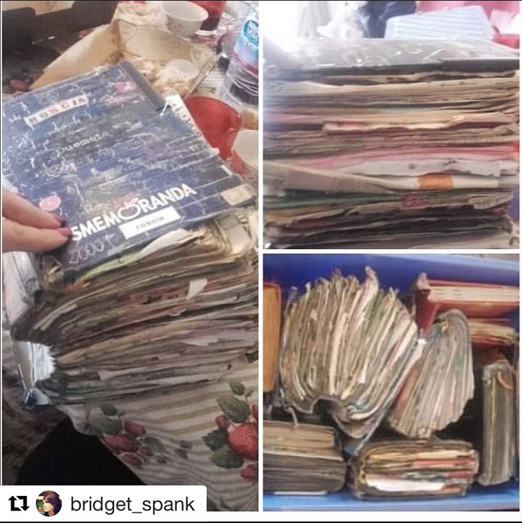 SmemoOfficial's tweet image. Devo trovare il coraggio di rileggerle, piccole e sobrie Smemo 🙈😂

Anche i vostri diari stavano messi così? 🤣

#smemo #smemoranda #scuola #anni90 #love #diario #diaries #memories #ricordi #love #2000 #anni2000 

#Repost @bridget_spank #lamiasmemo
・・・