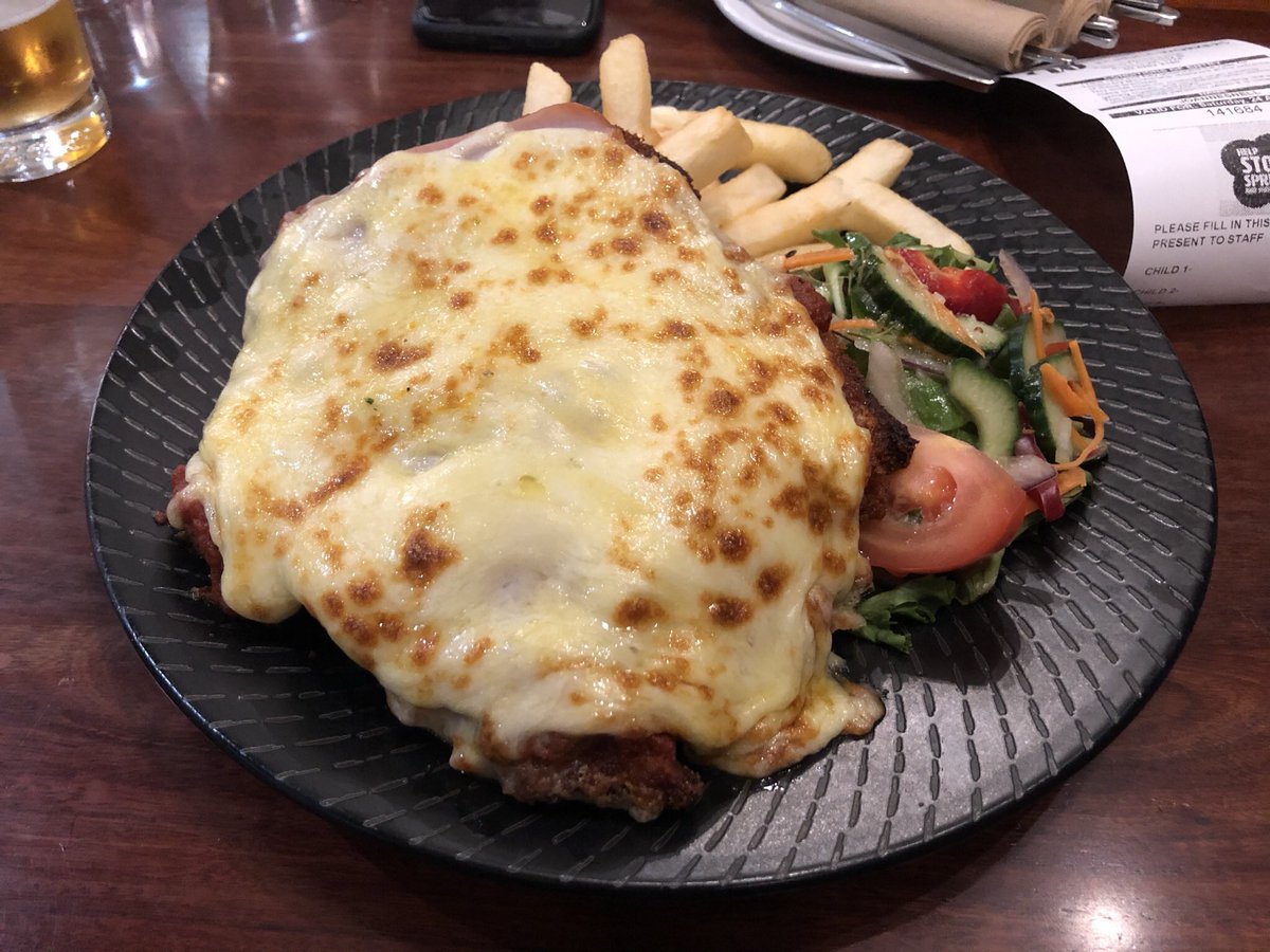 ChickParmaBloke's tweet photo. Fantastic #ChickenParma from the Echuca Workers Club washed down with $7 schooners of Carlton Draught.

8.5 / 10 https://t.co/zv0ZHQ4qsk