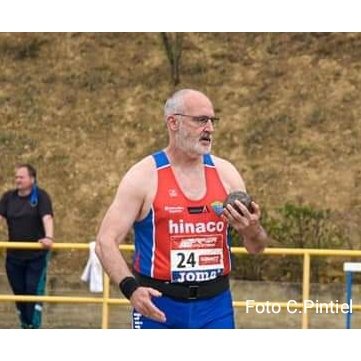 AlvaroBurrell's tweet photo. Todo empezó hace unas semanas usando el atletismo en pista para "oxigenarme", y me llevó a volver a lanzar peso con mi club,  16 años después de mi última participación en el cto. de clubes de @atletismoRFEA Doble satisfacción por no haberme roto nada y por haber aportado 4 ptos https://t.co/28qfjuzh2O