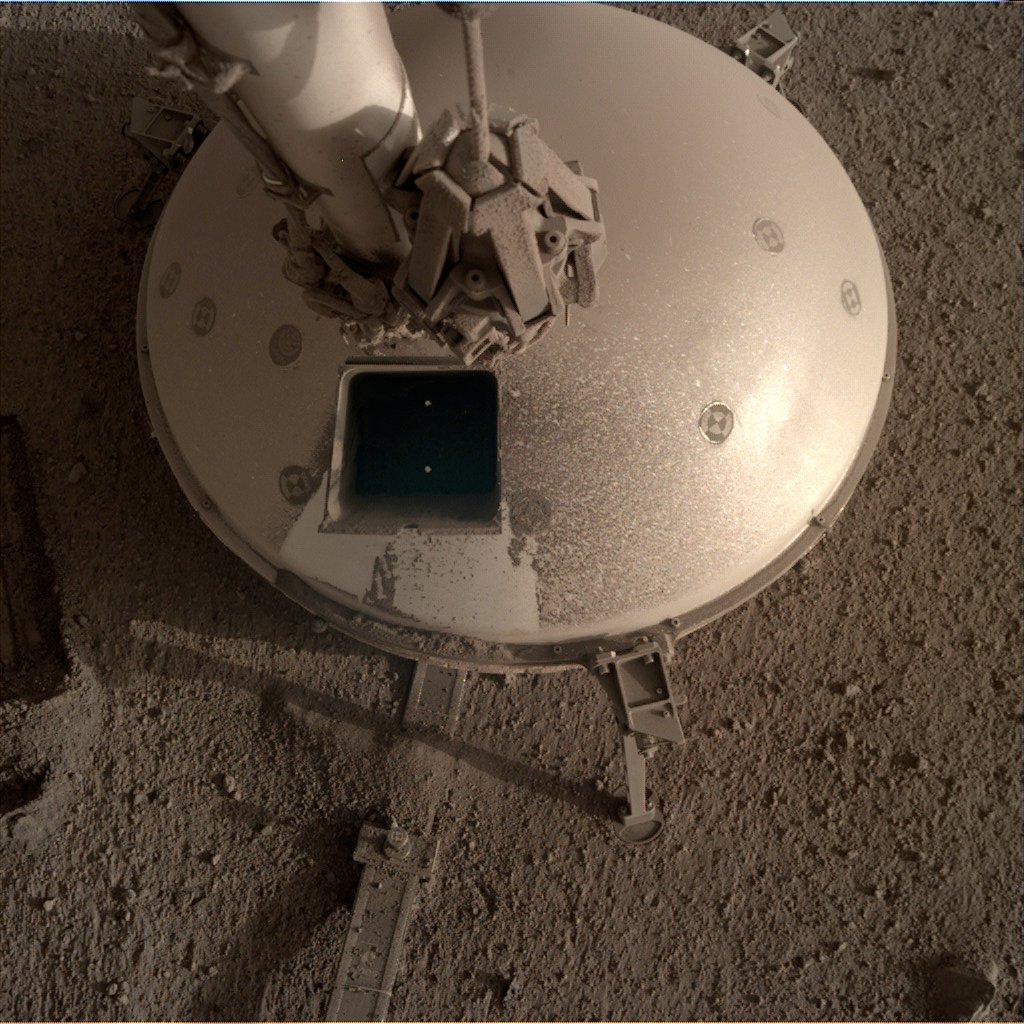 Deux dépôts ont été effectués avec l’aide du bouclier posé au-dessus de l’instrument (à gauche). Le troisième, directement sur le câble, date de samedi (à droite) NASA/JPL-Caltech