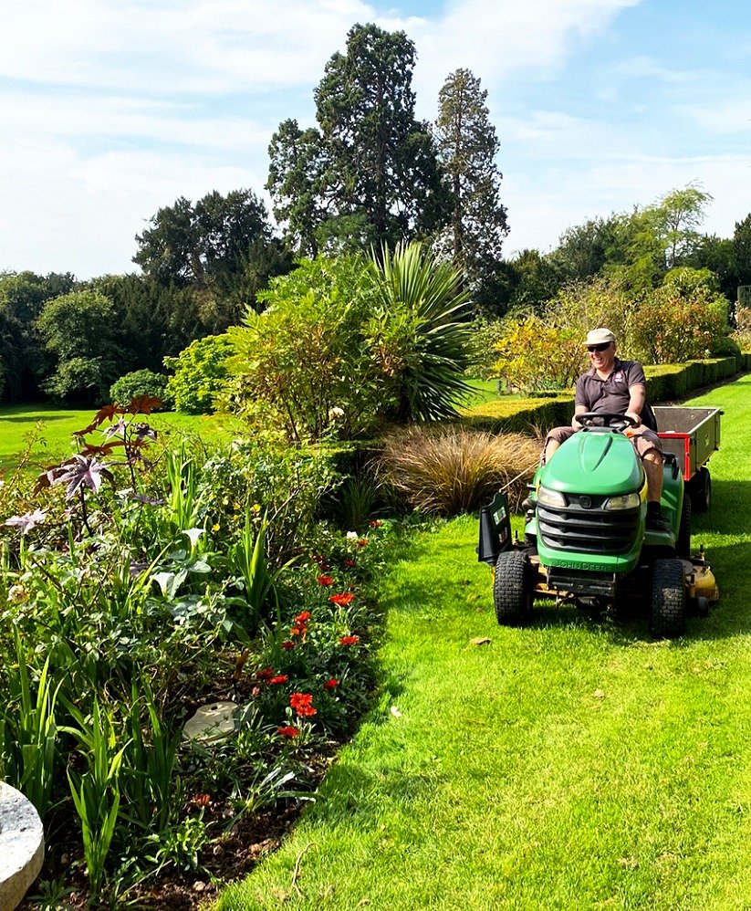 berkeleycastle's tweet photo. Our fantastic Head Gardener, Chris, is enjoying these sunny days. And the gardens are too!
#berkeleycastle #castle #englishcastle #medievalcastle #castlesofinstagram #instacastle #gardens #sunnydays #fundayout #familydayout #cotswoldcastle #swisbest #loveuk #familytime #makingm https://t.co/khdcblO55o