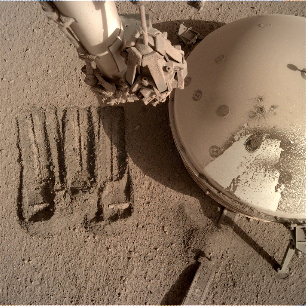 Deux dépôts ont été effectués avec l’aide du bouclier posé au-dessus de l’instrument (à gauche). Le troisième, directement sur le câble, date de samedi (à droite) NASA/JPL-Caltech
