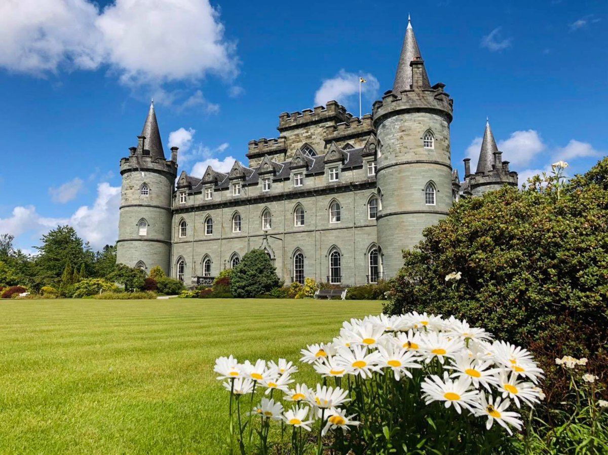 We are extremely excited to be announcing that Inveraray Castle will be reopening its doors ONE MONTH TODAY on 27th May! 🥳 Tickets are now available on our website 👉 bit.ly/IC-TICKETS