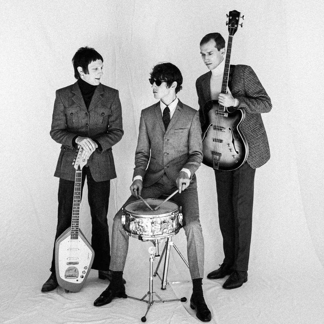 Zondag 9 mei is het gratis online NH-Pop Festival. Bij Duycker staat de band The Mocks. De energieke driemansgroep uit Nieuw-Vennep. Ze brengen een heerlijke combinatie van (neder)beat en 60s garage rock. Kijk en geniet vanuit je luie stoel!
Meer info: bit.ly/2RuLg0C