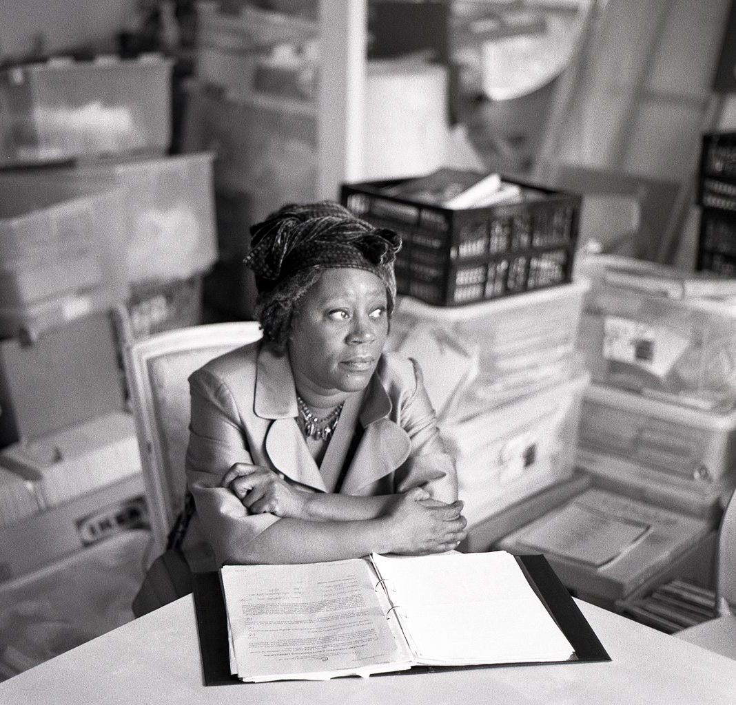 ArtesMundi's tweet image. 📢 MEET THE SPEAKERS 📢

Sonia Boyce OBE RA came to prominence in the early 1980s with paintings that spoke about race &amp;amp; gender in Britain. Boyce's work brings people together in a social practice that encourages others to speak, sing or move in relation to the past &amp;amp; the present